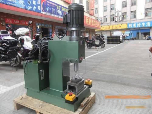 自動(dòng)鉚釘機應用注意事項